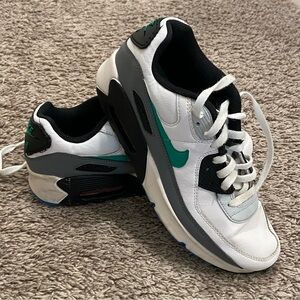 Boys size 7 Nike airmaxes